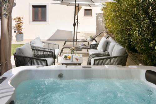 Bale Villa | House NoE- with hot tub