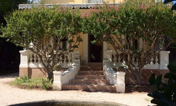 Sollies Pont Villa | House of character with swimming pool on large garden, close to the sea.