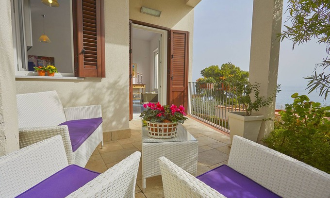 Santa Flavia House | House of Flowers just 40 meters from the sea of Solanto