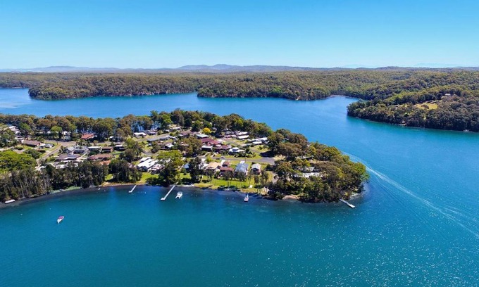 Kings Point House | House on the Lake