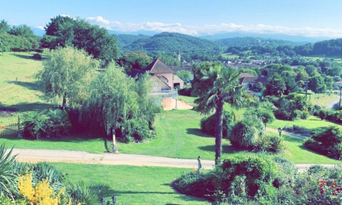 Tournay House | House overlooking the Pyrenees with swimming pool