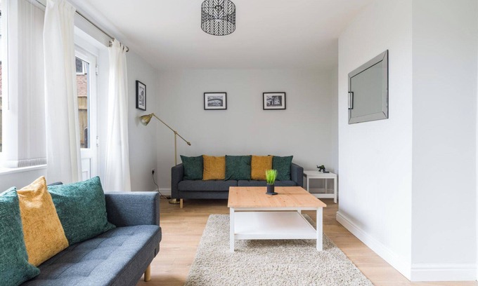 Newcastle-upon-Tyne House | House - Sleeps 5 - Pet friendly - Parking - Garden