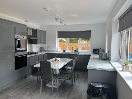 Poole House | House - Sleeps 14 onsite parking & pets allowed