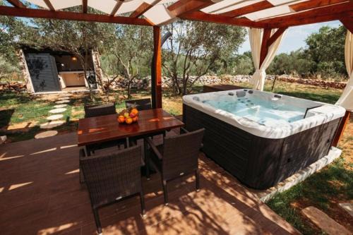 Lukoran House | House Stone house with jacuzzi