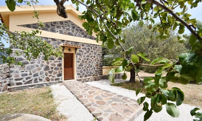 Galtelli House | House surrounded by greenery, sea view