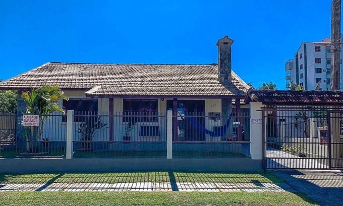Torres House | House w/4 bedrooms, garage for 3 cars 900mts from the center and 500mts from the beach