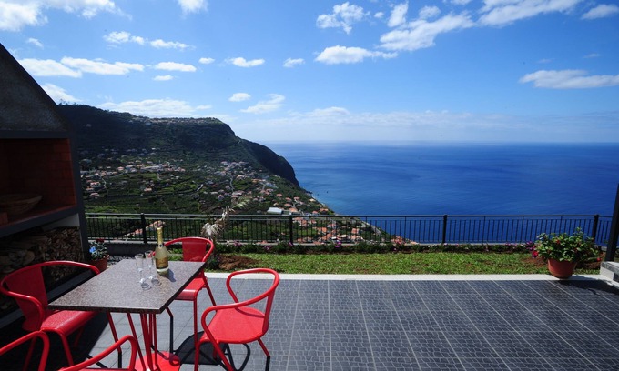 Arco da Calheta House | House with 2 bedrooms, sleeps up to 4 people and has cots available