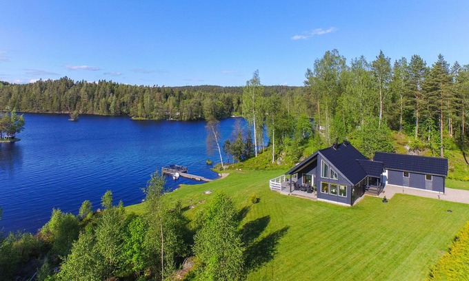 Lekhyttan House | House with a lake and private dock