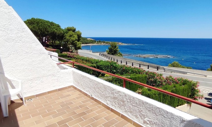 Llanca Cottage | House with fantastic sea views