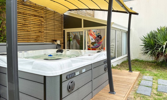 Les Sables d'Olonne Ski Chalet | House with Jacuzzi in a Quiet Area – La Chaume District, Les Sables – Sleeps 6