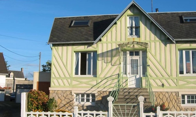 Grandcamp-Maisy House | House with garden in the center of the D-Day landing beaches