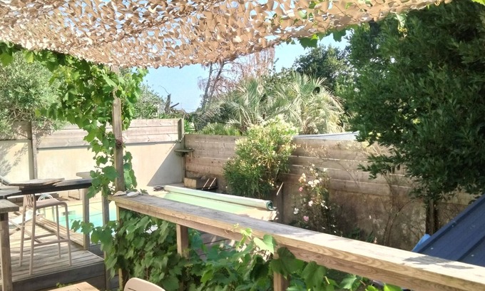 Vannes House | House with garden and heated pool close to port and town center.