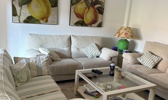 Puerto de la Duquesa House | House with garden next to the beach