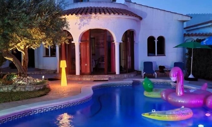 Les Tres Cales Ski Chalet | House with large private pool Ametlla de Mar
