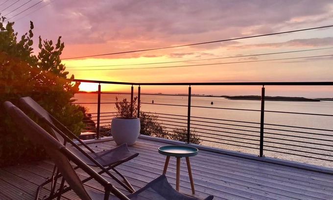 Landeda Ski Chalet | House with large terrace and sea view
