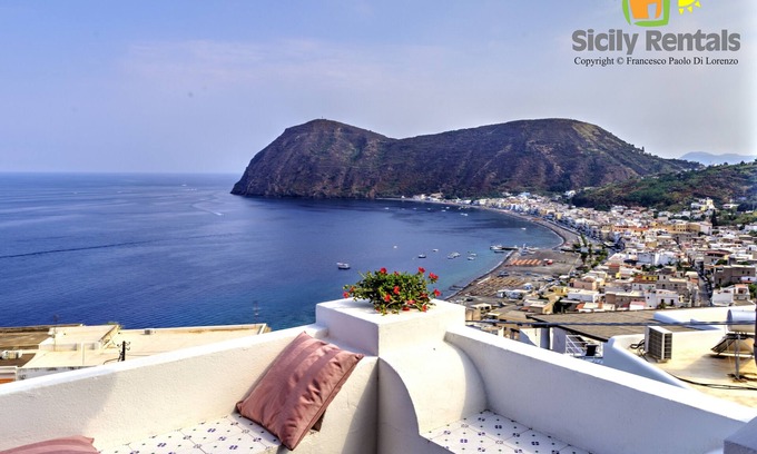 Canneto House | House with panoramic views of the Aeolian coast