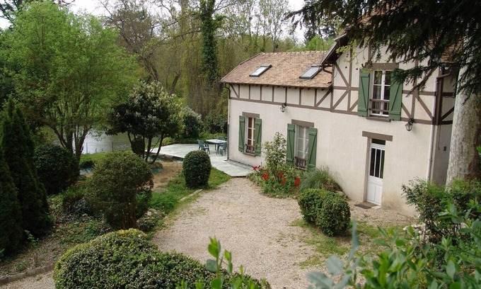 Montigny-sur-Loing House | House with pool & tennis access between forest and river near Fontainebleau