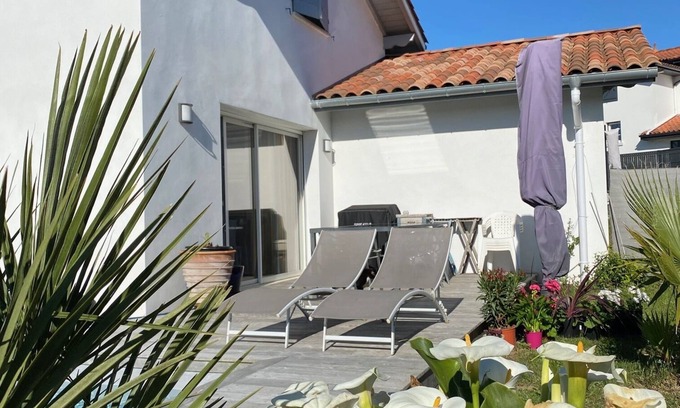 Bayonne House | House with pool