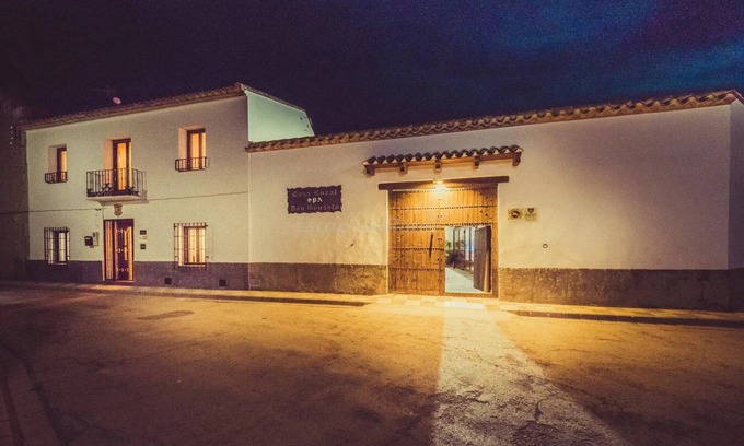 Hoya-Gonzalo Cottage | House with private patio for 17 with jacuzzi