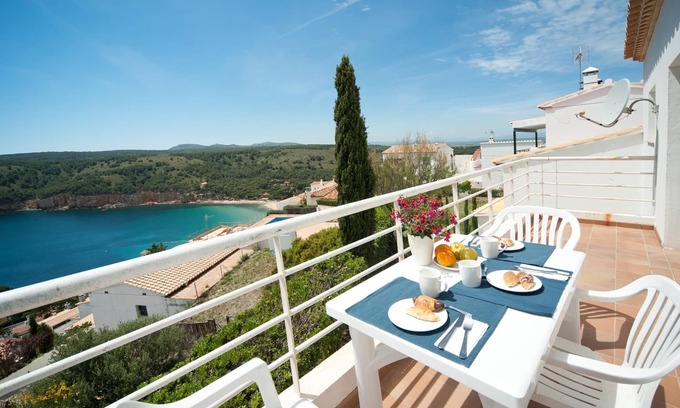 L'Escala Villa | House with seaview up the hill of Montgo. HUTG-011704