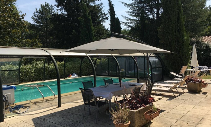 Baurech House | House with swimming pools. Pets welcome Large, well-fenced garden