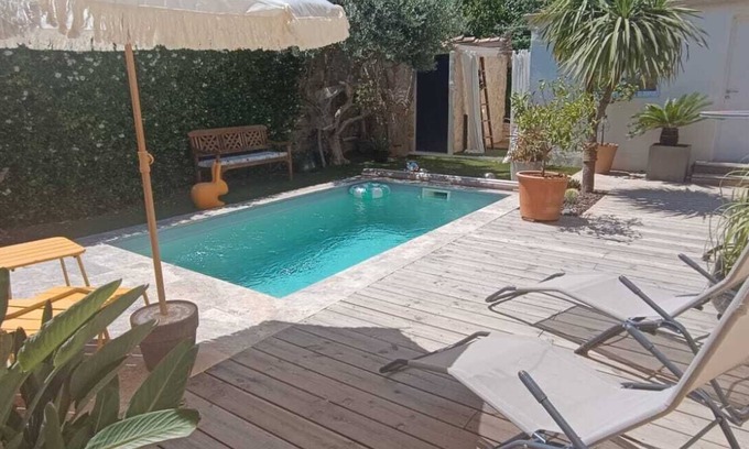 Lunel House | House with terrace, swimming pool, 3 bedrooms for 4 adults, 15 minutes from the beach.