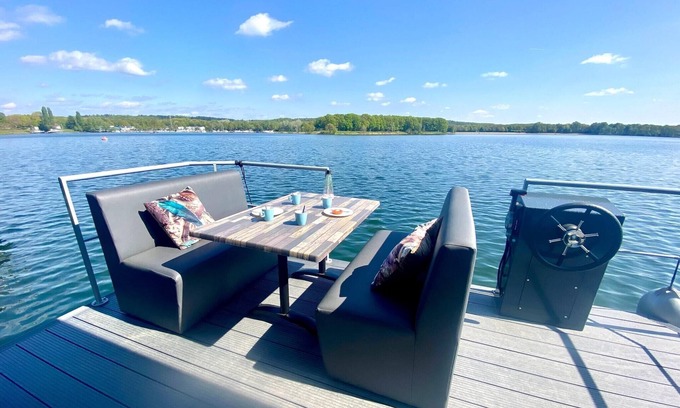 Municipality of Mook en Middelaar Boat Rental | Houseboat Mookerplas with a view