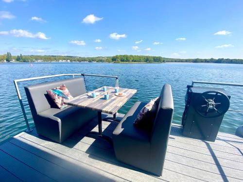 Middelaar Boat Rental | Houseboat Mookerplas with a view