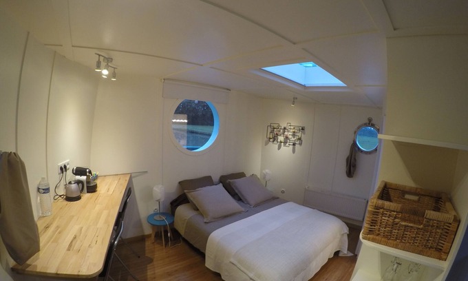 Eckwersheim House | Houseboat Ophrys, guest house