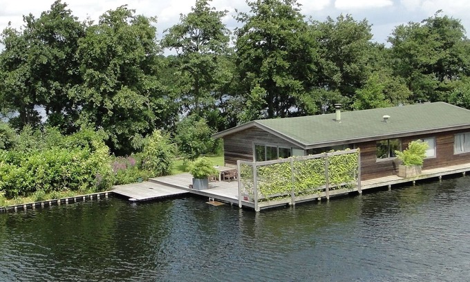 Vinkenkade Boat Rental | Houseboat with beautiful view.
