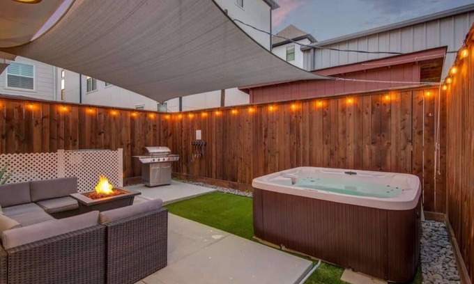 Washington Ave./ Memorial Park House | Houston Central Location - Stylish with Jacuzzi