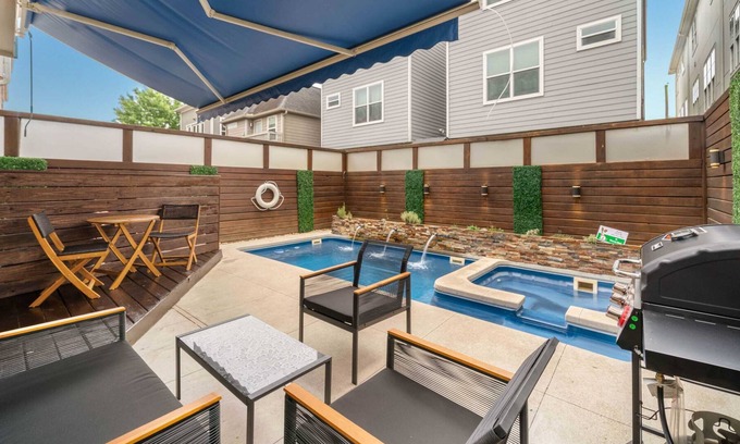 Greater Heights House | Houston Centrally Located w/ Backyard Pool Retreat