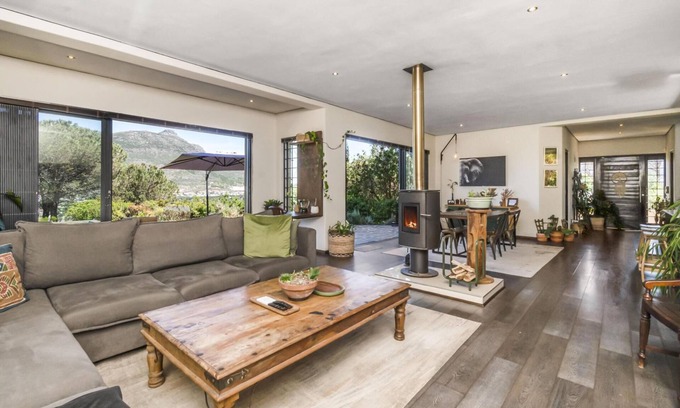 Hout Bay Villa | Hout Bay Coastal Villa with Mountain Views