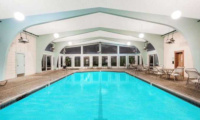 Middletown Hotel | Howard Johnson by Wyndham Middletown Newport Area