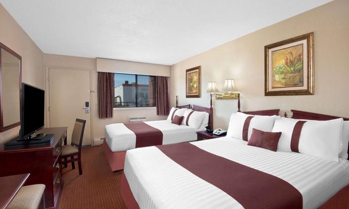 Red Deer Hotel | Howard Johnson by Wyndham Red Deer