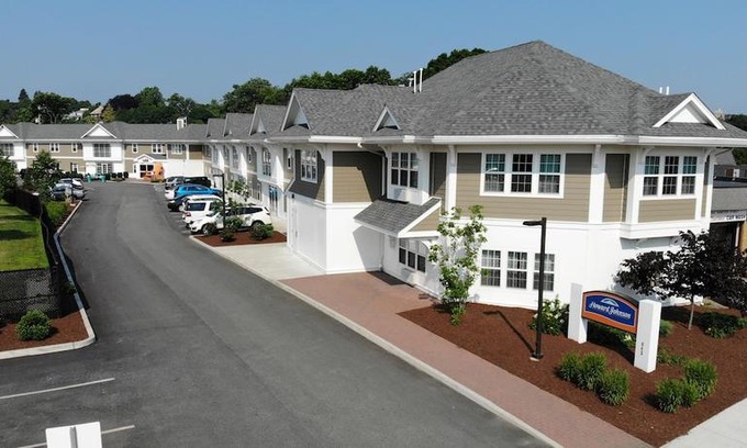 Wollaston Hotel | Howard Johnson by Wyndham Quincy Boston