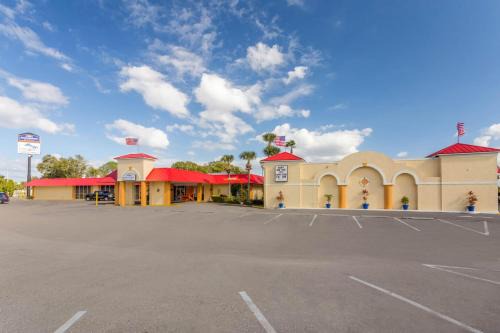 Lakeland Hotel | Howard Johnson by Wyndham Lakeland