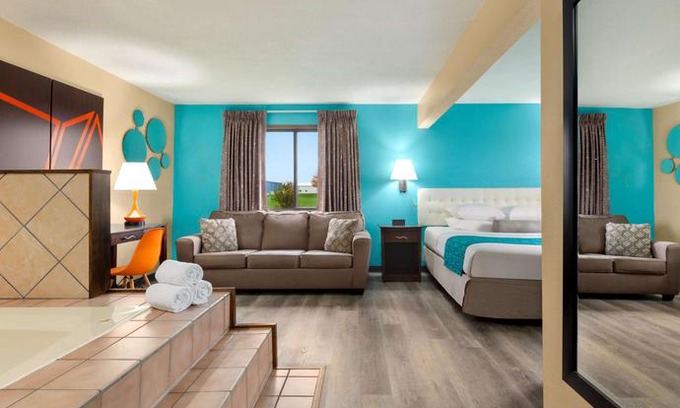 Waterloo Hotel | Howard Johnson by Wyndham Waterloo Cedar Falls