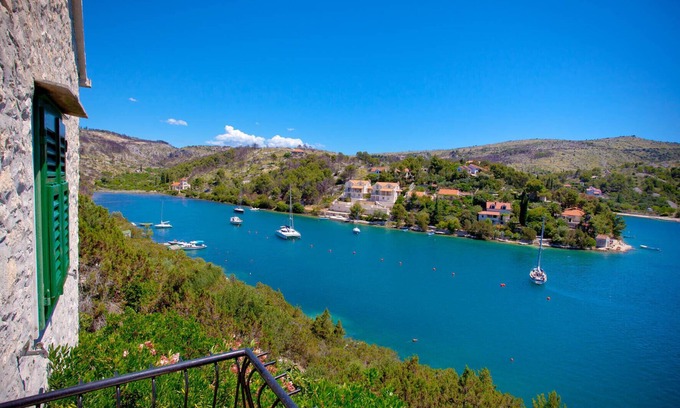 Sutivan Villa | Beautiful Dalmatian style villa with magnificent garden