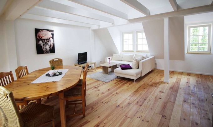 Steinheim Apartment | HU03 Relax Apartment in Hanau-Steinheim with TV and free WiFi
