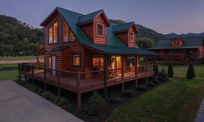 Maggie Valley Cabin | Huckleberry Lodge ~ Fall Color ~ New Cabin by Willow Tree Cabins