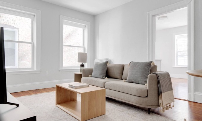 Aspinwall Hill Apartment | Huge 2b in desirable & quiet area. Near grocery and T-stop by Blueground