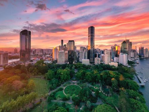 Brisbane Central Business District Apartment | HUGE 3bed 3Bath Skyhigh view
