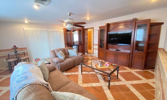 Forest Hill Apartment | Huge 4BR/2Bath/Free Parking/NYC/EWR/MetLife/2 KING BEDS!