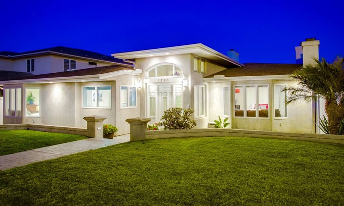 Sunset Cliffs House | HUGE 5000 sq ft Luxury Family Friendly Estate: Panoramic Views, Close to ALL as