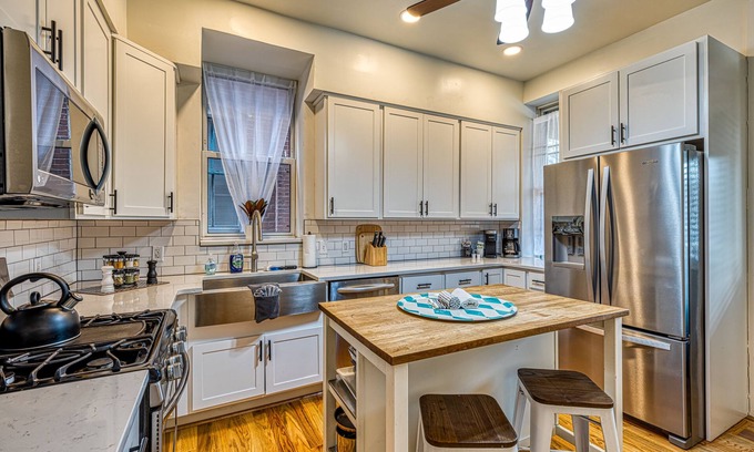Shaw House | Huge 6 bed, 3.5 Bath Home 2 KING BEDS FAMILY SHAW NEIGHBORHOOD