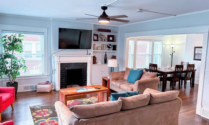Erie House | HUGE 6-bed 4-bath house in Erie - perfect for large groups or families