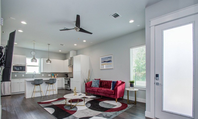 Spring Branch Central House | Huge & Cozy 3BR Modern Home