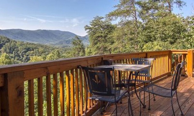 Gatlinburg - Pigeon Forge House | Huge Decks with A+ Views-Hot Tub-Firepl-King Beds-WiFi-Only 2 Miles from Parkway