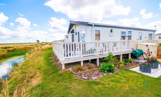 Camber House | Huge Lodge Sleeps 8 - Camber Sands Holiday Park - Views of Marsh - Washing Machine / Dishwasher